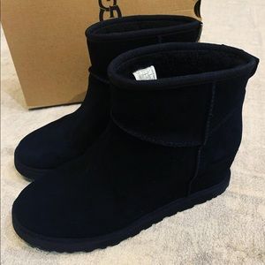 Women’s UGG wedge booties!